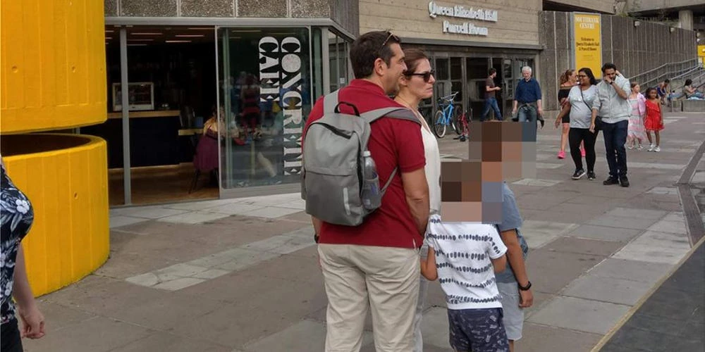 Μετά την γραβάτα ο Τσίπρας φόρεσε σακίδιο και βγήκε βόλτα στο Λονδίνο